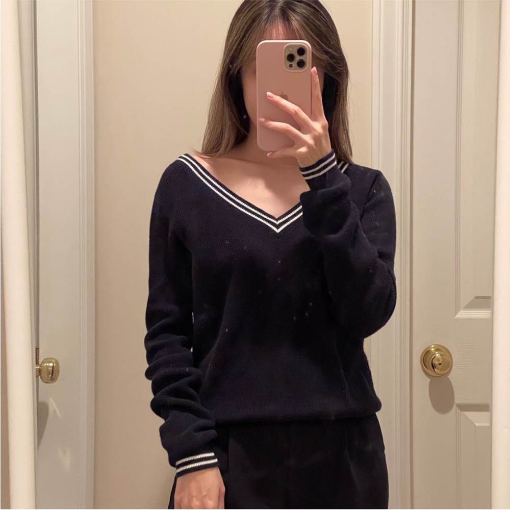 Beautiful Uniqlo Collegiate Black V-Neck Sweater with White Trim SZ Small